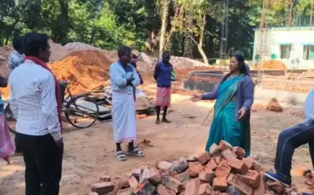 Jamshedpur Uncovered: घाटशिला में स्वास्थ्य उपकेंद्र निर्माण में घटिया सामग्री का भंडाफोड़, जिला परिषद सदस्य ने की कार्रवाई