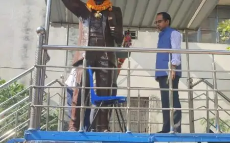 Nawada Tribute: जिला पदाधिकारी ने बाबा साहेब के महापरिनिर्वाण दिवस पर श्रद्धांजलि अर्पित की