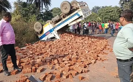 Saraikela Road Accidents: सड़क पर हादसों का सिलसिला जारी, नशे में धुत चालक के कारण ईट से लदा वाहन पलटा