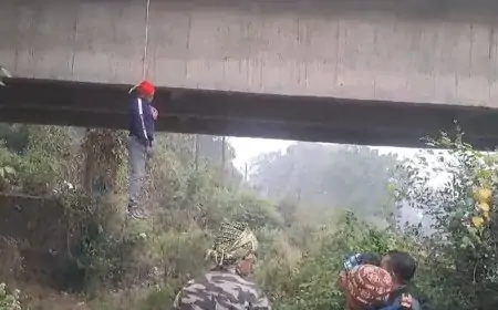 Saraikela Suicide : सनसनीखेज घटना, पुल से झूलता मिला व्यक्ति का शव, सुसाइड नोट की आशंका