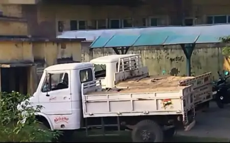 Jamshedpur Mining: बिरसानगर में स्वर्णरेखा नदी के किनारे अवैध बालू खनन पर पुलिस की बड़ी कार्रवाई, तीन ट्रक जब्त