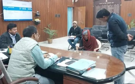 Nawada DM Public Court: DM रवि प्रकाश ने जनता दरबार में सुनी समस्याएं, ऑन द स्पॉट समाधान बना चर्चा का विषय