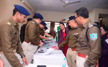 Jamshedpur Public Hearing:  जन शिकायत समाधान: पुलिस अधिकारियों ने सुलझाए लोगों के गंभीर मसले
