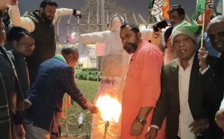 Jamshedpur Protest: कांग्रेसियों ने किया गृह मंत्री अमित शाह का पुतला दहन, गृह मंत्री से सार्वजनिक माफी की मांग