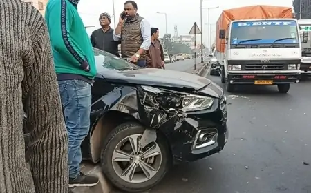 Adityapur Car Accident: घोड़ा बाबा मंदिर के पास हाईवा और कार में जोरदार टक्कर, गनीमत रही जानमाल का नुकसान नहीं हुआ