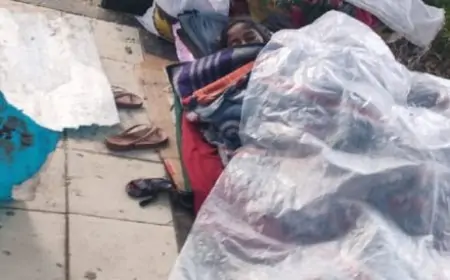 Delhi Cold Nights: फुटपाथ पर ठंड से जूझते बेसहारा लोग, मानवता पर सवाल