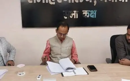 Nawada Complaints: डीएम के जनता दरबार में उमड़ी फरियादियों की भीड़