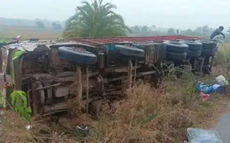 Jamshedpur Accident: चाकुलिया में पलटा आयरन लदा ट्रक, बाल-बाल बचा चालक