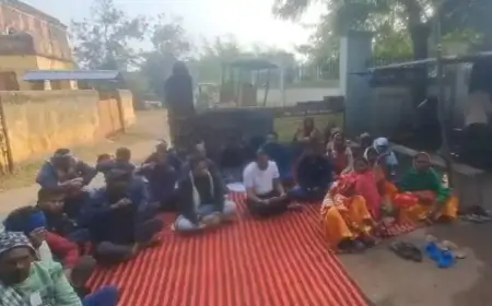 Saraikela Strike: संविदाकर्मियों की हड़ताल से नगर पंचायत ठप, न्यूनतम मजदूरी का भुगतान बना मुद्दा