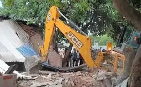 Jharkhand Action: तीन घंटे तक गरजा बुलडोजर, तोड़े गए 24 अवैध निर्माण, रांची में मचा हड़कंप