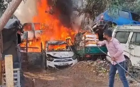 Jamshedpur Police Action: जमशेदपुर में जब्त वाहनों में लगी आग, पुलिस की तत्परता से बड़ी दुर्घटना टली