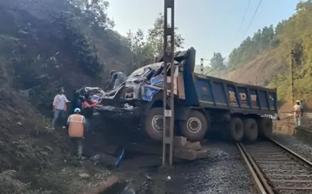 Chakradharpur Railway Accident: हाइवा रेल पटरी पर गिरा, चालक गंभीर रूप से घायल, बड़ा हादसा टला