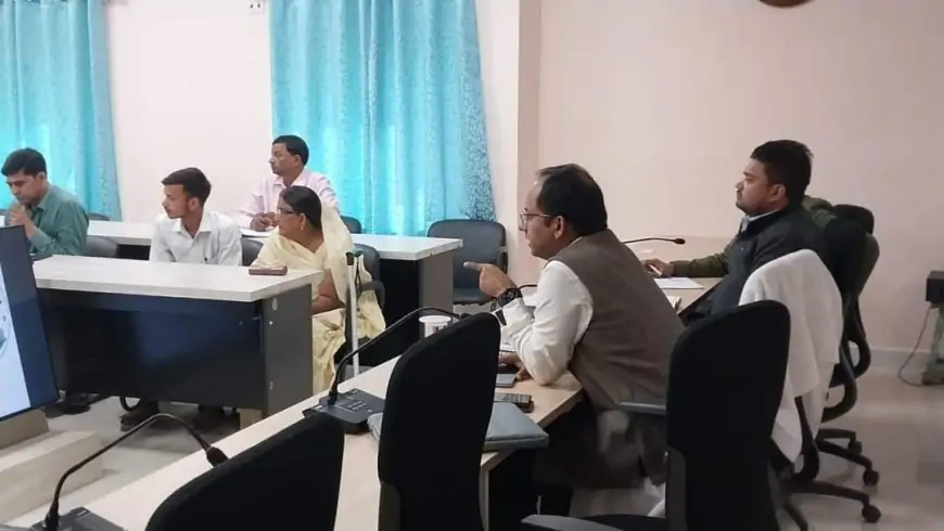 Nawada में Discussion: सस्टेनेबल विलेज डेवलपमेंट पर DM की अहम पहल