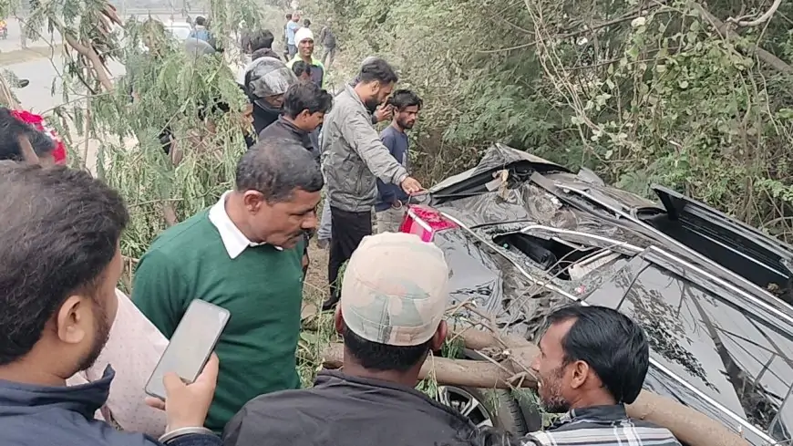 Jamshedpur Accident: मरीन ड्राइव पर तेज रफ्तार एसयूवी खाई में गिरी, हादसे ने उड़ाए होश