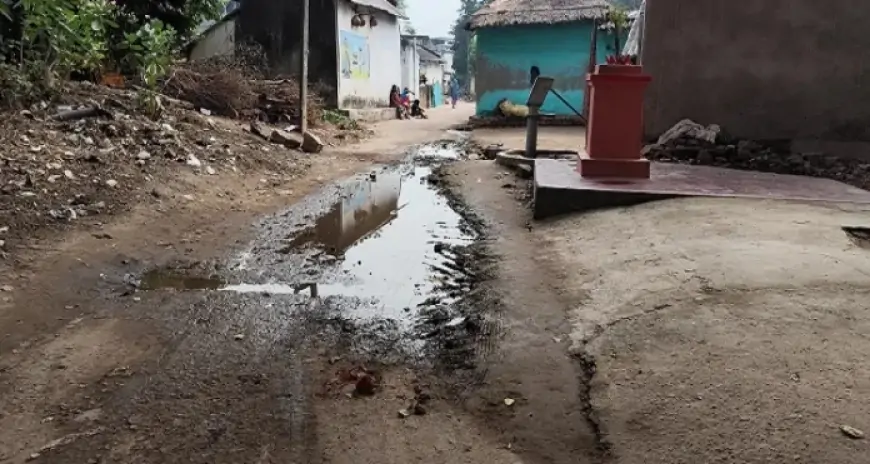 Galudih Dirty Road Issue: गंदे पानी से परेशान स्थानीय लोग, सड़क पर कीचड़ से बढ़ी मुश्किलें