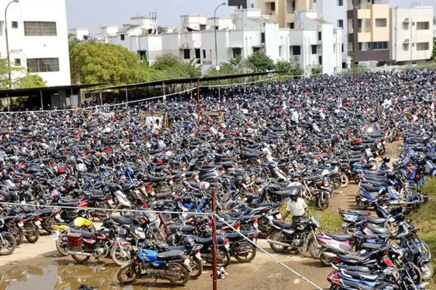 Jamshedpur Traffic: पार्किंग विवाद ने बढ़ाया ट्रैफिक जाम, चालान और झगड़ों का बना केंद्र