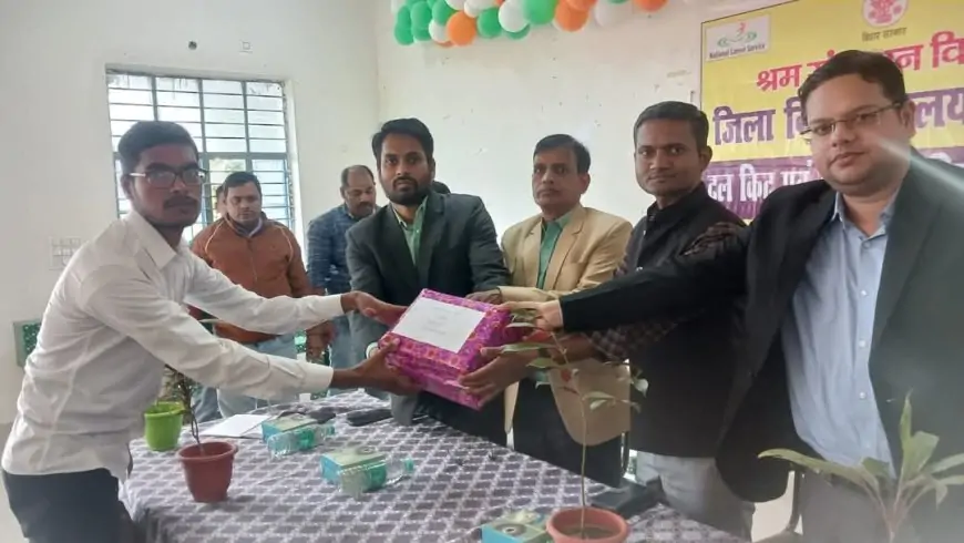 Nawada Toolkits Distribution: नवादा में बेरोजगार युवाओं को मिला रोजगार का तोहफा, मुफ्त टूलकिट और स्टडी किट से बदलेगी जिंदगी