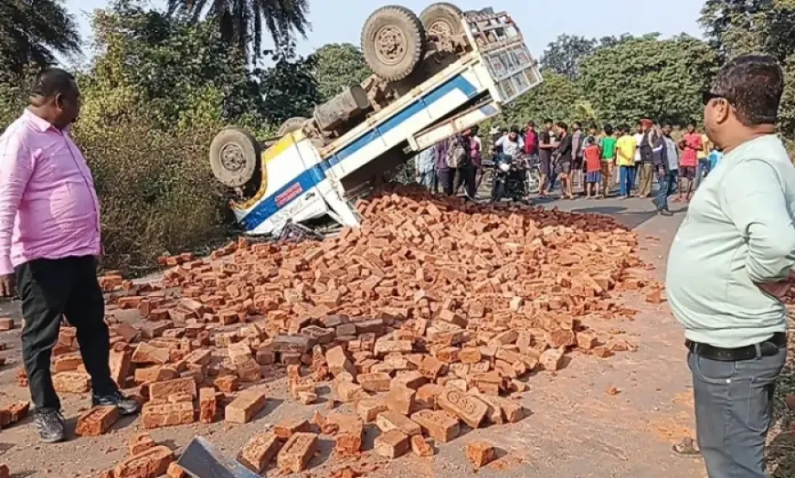 Saraikela Road Accidents: सड़क पर हादसों का सिलसिला जारी, नशे में धुत चालक के कारण ईट से लदा वाहन पलटा