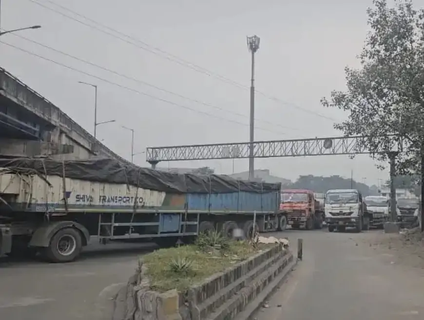 Jamshedpur Traffic: एचएसएम गेट पर खड़े ट्रकों ने बढ़ाई मुश्किलें, भाजपा नेता ने दी आंदोलन की चेतावनी