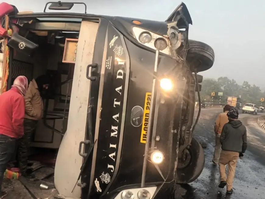 Hazaribagh Bus Accident : शादी के जश्न में बसी बस पलटी, 20 से ज्यादा घायल