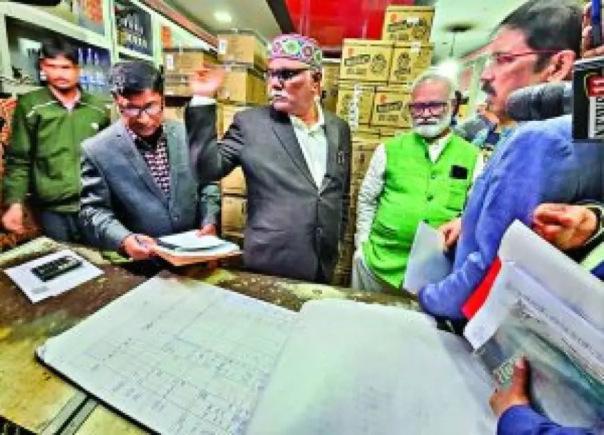 Ranchi Liquor Sales Inspection : मंत्री ने शराब दुकान की स्टॉक जांच में पाई गड़बड़ी, अधिकारियों में मच गई खलबली