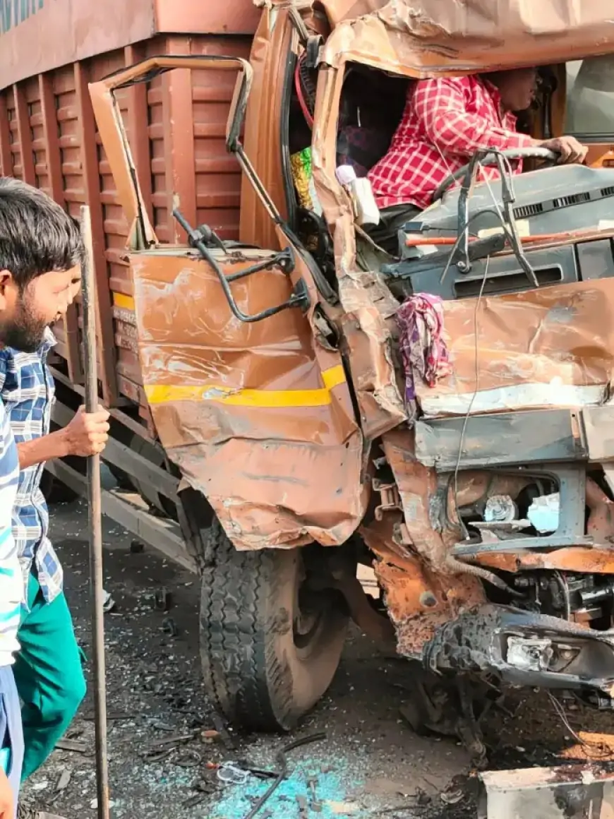 Chakulia Road Accident: दो ट्रकों की भिड़ंत से मची अफरा-तफरी, गंभीर घायल चालक