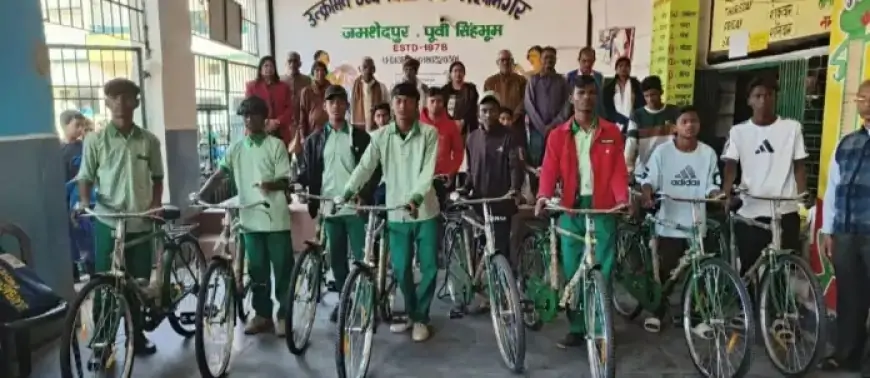 Jamshedpur Bicycle Distribution : साइकिल पाकर छात्रों ने जताया सरकार का आभार, जानें पूरा मामला!