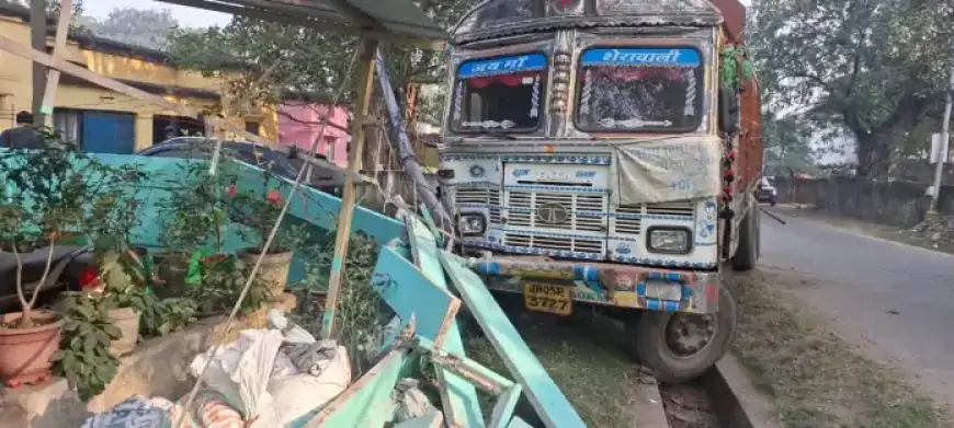 Jamshedpur Accident: गोलमुरी में अनियंत्रित ट्रक ने मचाया कोहराम, टाटा स्टील क्वार्टर में घुसा, चालक फरार