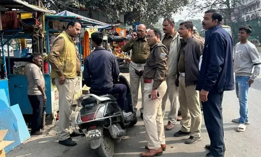 Jamshedpur Traffic Awareness: गोलमुरी चौक और मार्केट में पुलिस ने चलाया सड़क सुरक्षा जागरूकता अभियान