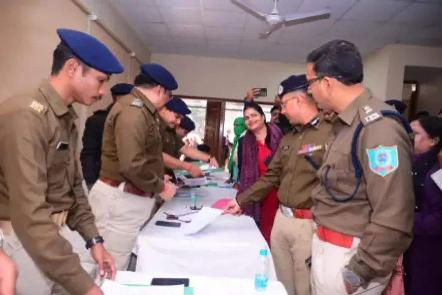 Jamshedpur Public Hearing:  जन शिकायत समाधान: पुलिस अधिकारियों ने सुलझाए लोगों के गंभीर मसले