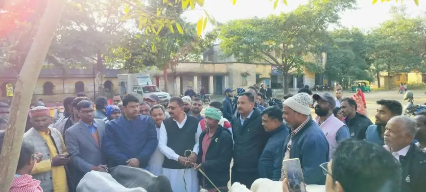 Jarmundi MLA Devendra Kunwar's Visit: किसानों के बीच बेल वितरण के बाद मचा हड़कंप!