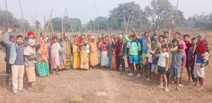 Adityapur Protest: कचड़ा डंपिंग यार्ड के विरोध में मीरूडीह में हुई जोरदार प्रदर्शन