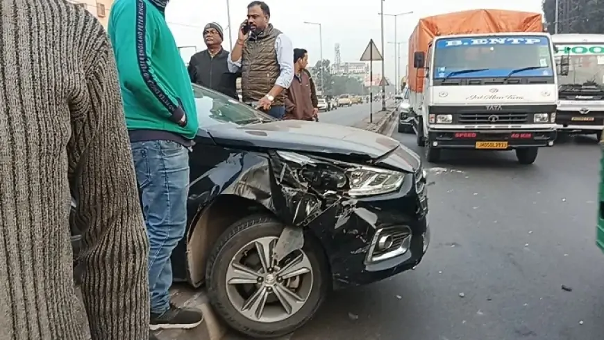 Adityapur Car Accident: घोड़ा बाबा मंदिर के पास हाईवा और कार में जोरदार टक्कर, गनीमत रही जानमाल का नुकसान नहीं हुआ