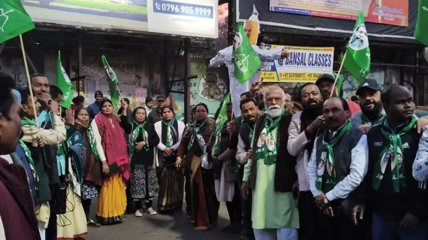 Jamshedpur Protest: अमित शाह के बयान पर साकची गोल चक्कर में झारखंड मुक्ति मोर्चा ने किया पुतला दहन!