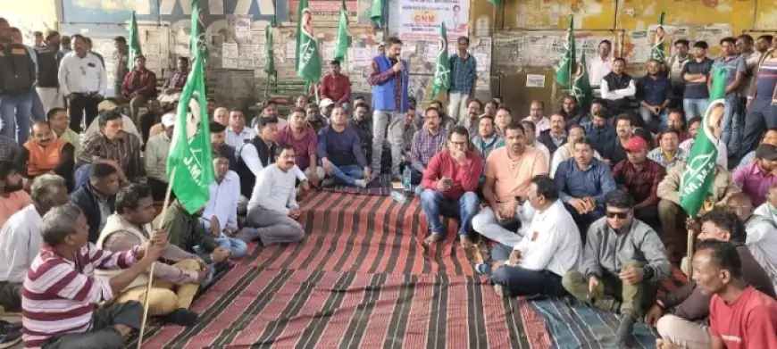 JMM Protest: सड़क की बदहाली पर झामुमो का विरोध, सर्विस रोड की समस्या को लेकर सड़क पर किया धरना प्रदर्शन