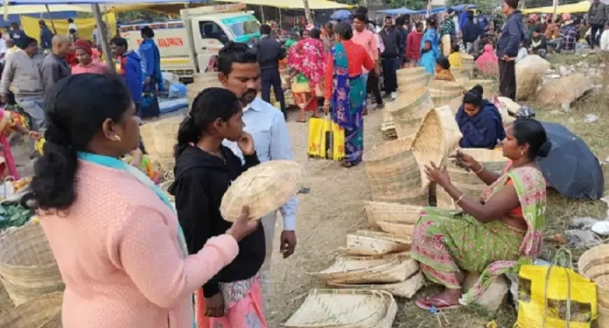 Makar Parv Shopping: मकर पर्व से पहले साप्ताहिक हाट में उमड़ी भीड़, खरीदारी में दिखा जोश