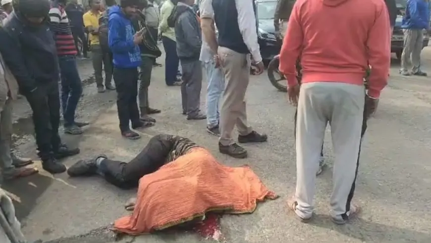 Adityapur Accident: हाईवा की चपेट में आकर बाइक सवार युवक की मौत, आक्रोशित लोगों ने किया सड़क जाम