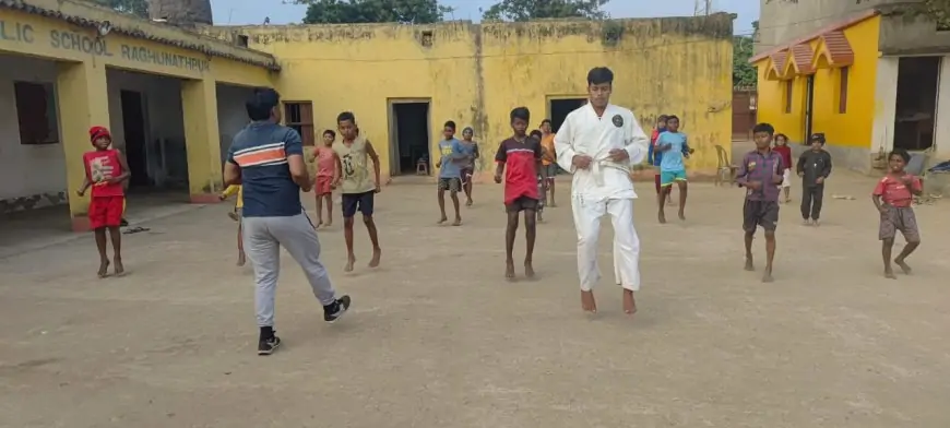 Neemdiha Training: बच्चों को मिल रहा आत्मरक्षा का अनोखा प्रशिक्षण, जानें कैसे बदल रही है जिंदगी