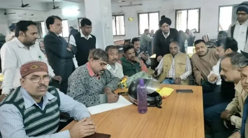 Jamshedpur Advocate Meeting: वीर बालकों को श्रद्धांजलि और न्यायालय परिसर की सुरक्षा पर महत्वपूर्ण निर्णय