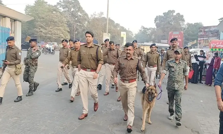 Jamshedpur Flag March : जमशेदपुर में पुलिस का फ्लैग मार्च, नव वर्ष पर पर्यटन स्थलों की सुरक्षा को लेकर किए गए पुख्ता इंतजाम