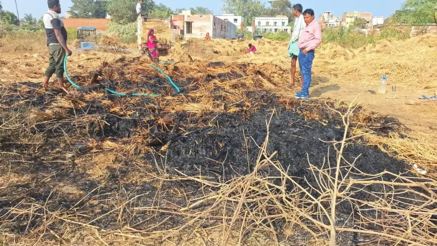 Jarmundi Farmer Loss: जरमुंडी में असामाजिक तत्वों ने खलिहान में लगाई आग, किसान की मेहनत जलकर हुई राख