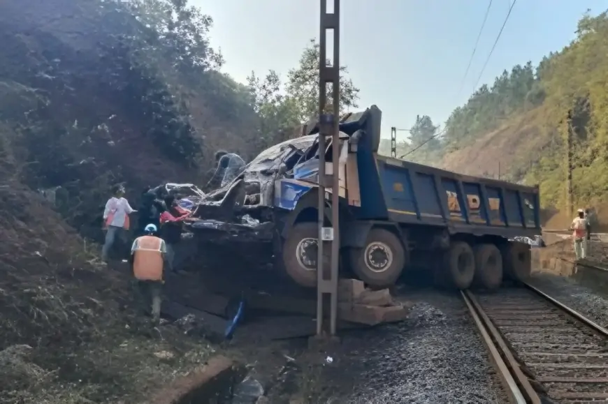 Chakradharpur Railway Accident: हाइवा रेल पटरी पर गिरा, चालक गंभीर रूप से घायल, बड़ा हादसा टला