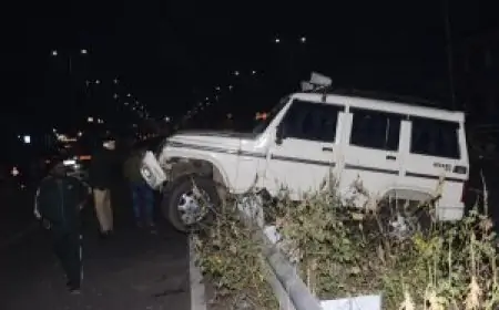 Dhanbad Accident: Wrong Side से आई सरकारी कार ने मारी बाइक को टक्कर, बोर्ड हटाने का मामला बढ़ा रहस्य