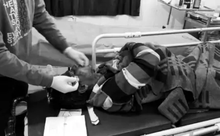 SaraiKela Accident: सड़क पार करते ही अज्ञात बाइक ने मारी टक्कर, कानू लोहार की हालत गंभीर