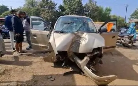 Dhanbad Accident: बिजली के पोल से टकराई कार, तीन गंभीर घायल