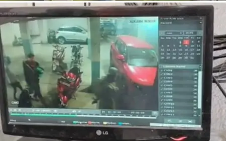 Adityapur Theft: फ्लैटों में चोरी की वारदात, CCTV में कैद