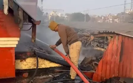 Nawada Fire Incident: रेलवे स्टेशन बिल्डिंग में लगी भीषण आग, रेलवे कार्यालय जलकर राख
