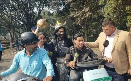 Jamshedpur Traffic Awareness – यमराज का अनोखा अभियान, नियमों की अवहेलना पर बोले, "साथ ले जाऊंगा!