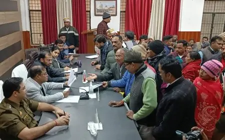 Gorakhpur Solution Day: गोरखपुर समाधान दिवस: डीएम-एसएसपी ने फरियादियों से सुनीं समस्याएं, जल्द समाधान का दिया भरोसा!