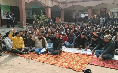 Gorakhpur Protest  : एंटी करप्शन की कार्रवाई के खिलाफ लेखपालों का हल्ला बोल!